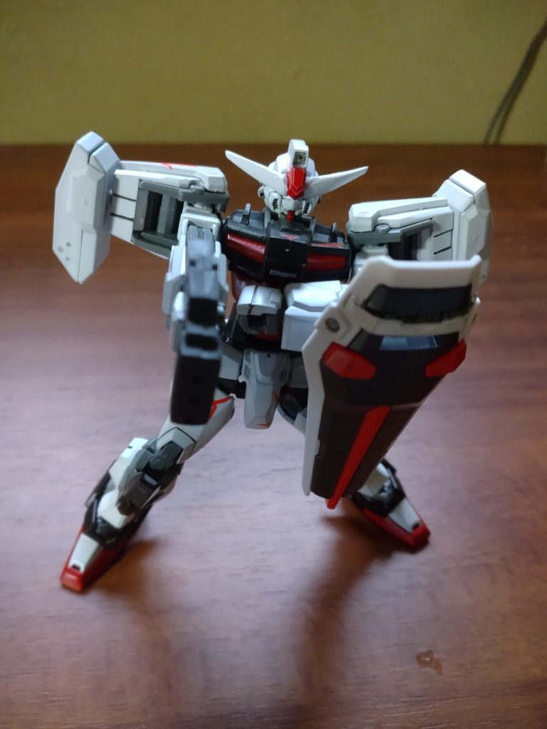 ビームガンはストライクのものをバレルを切断してカスタマイズキットの三連ビームサーベルをつけています。シールドはストライクのシールドが手元になかったのでアストレイレッドフレームをポン付けしています。