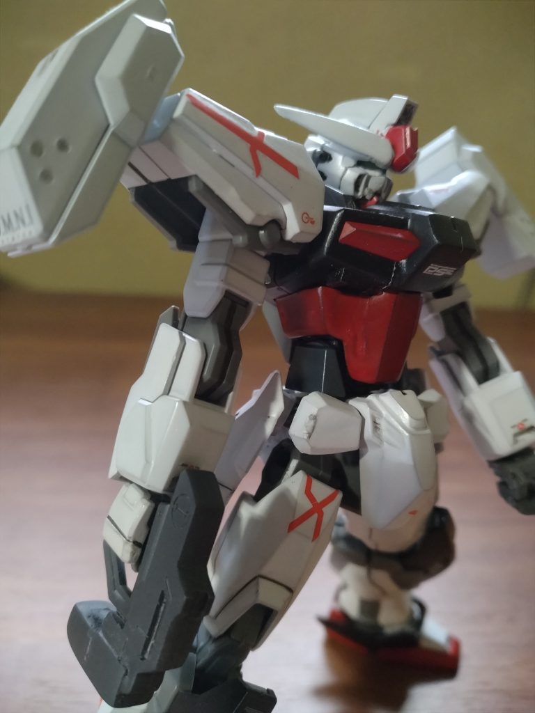 頭部はBSEGのスリットを埋めてアンテナは他のガンプラのものをベースにパテで作っています。肩部はパワードアームズパワーダーのガトリングを使っています。