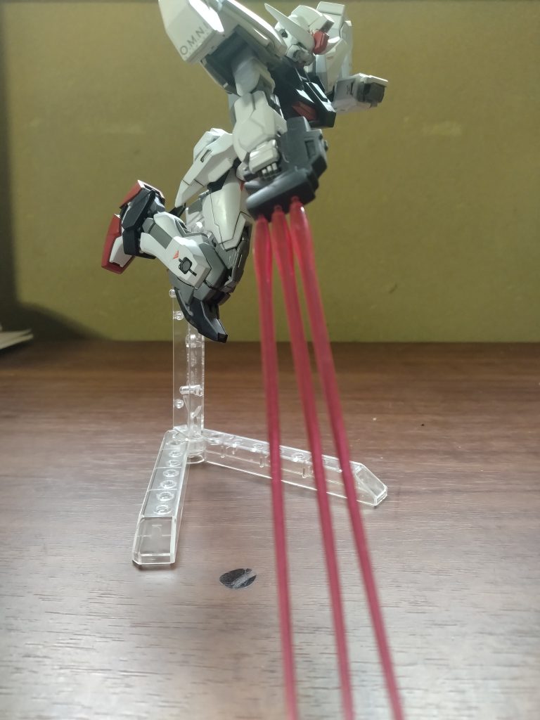 穴はそのままなのでエフェクトを取り付けることができます。デカールは雑誌の付録に付いていたものを使っています。