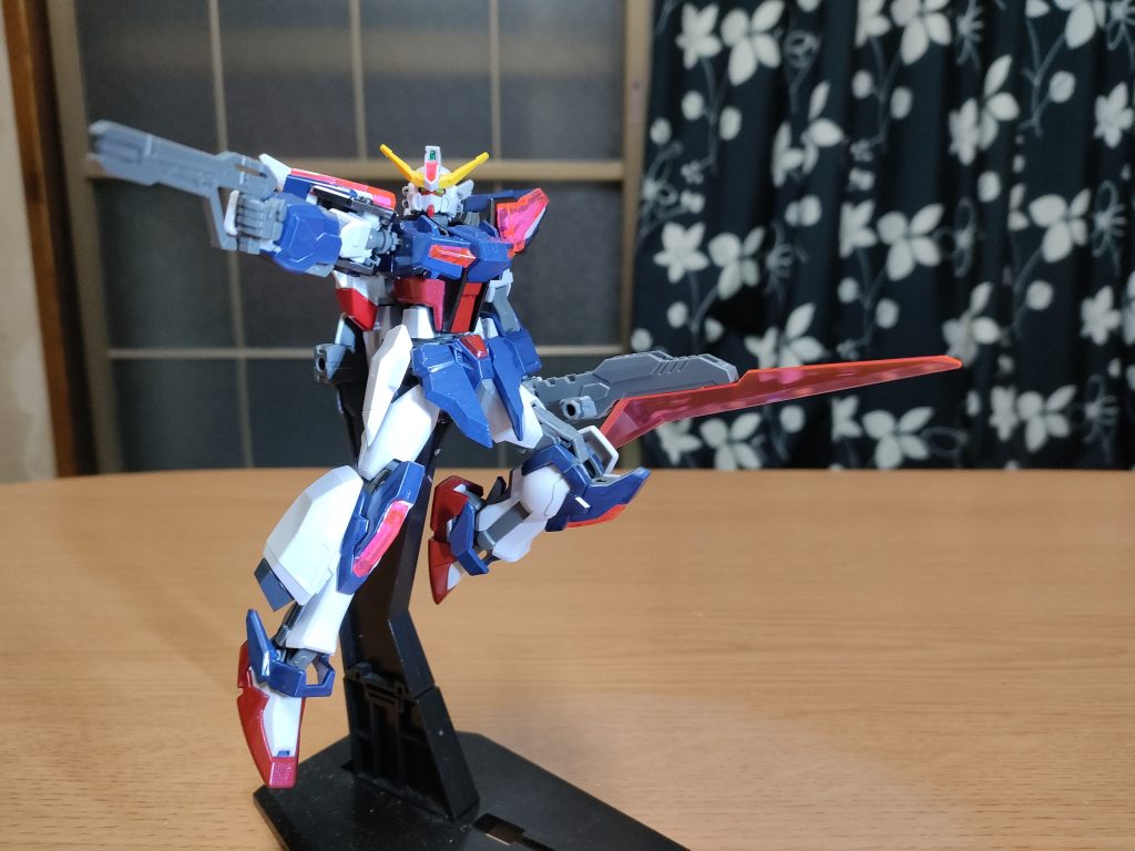 独自のビームライフルは分離してビームガンとソードに両手それぞれ持てる。