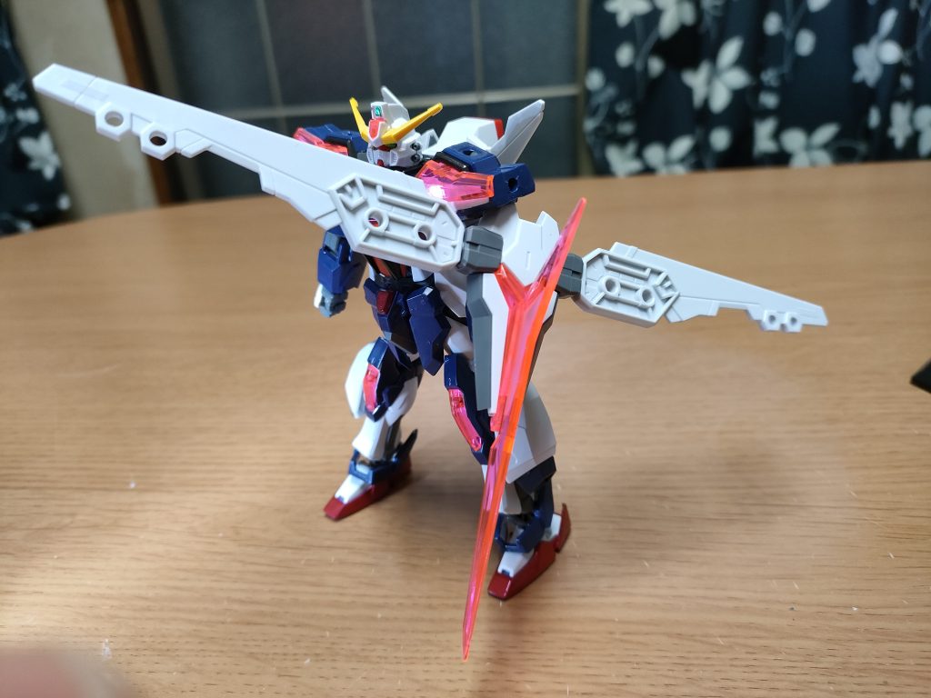 専用シールドにビームソードも出せれば、ハードポイントもあらから翼付けられる。