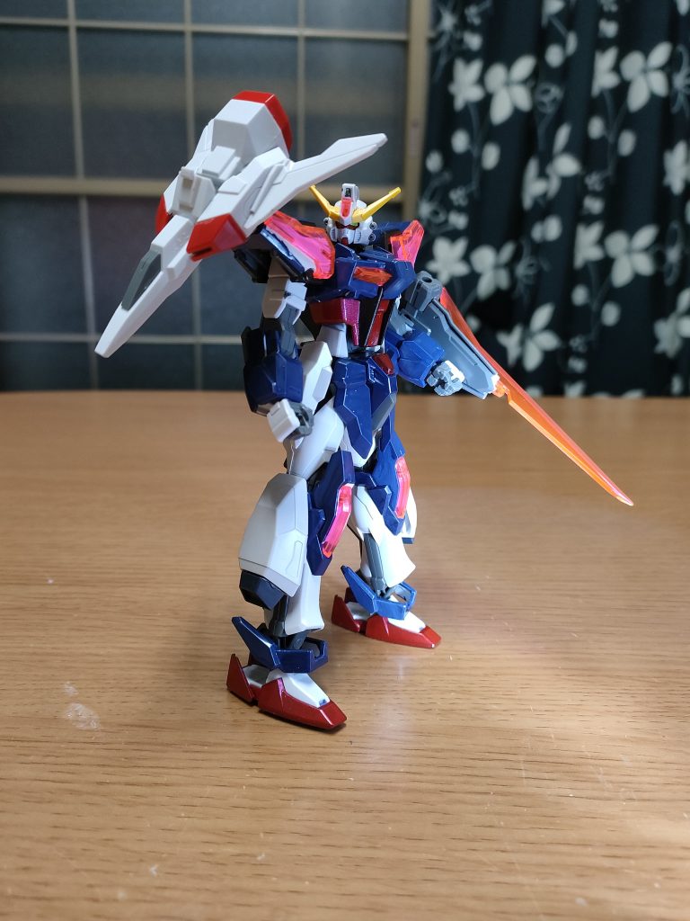 背面にマウントされるギャラクシーファイターは全身のハードポイントにも取り付け可能。