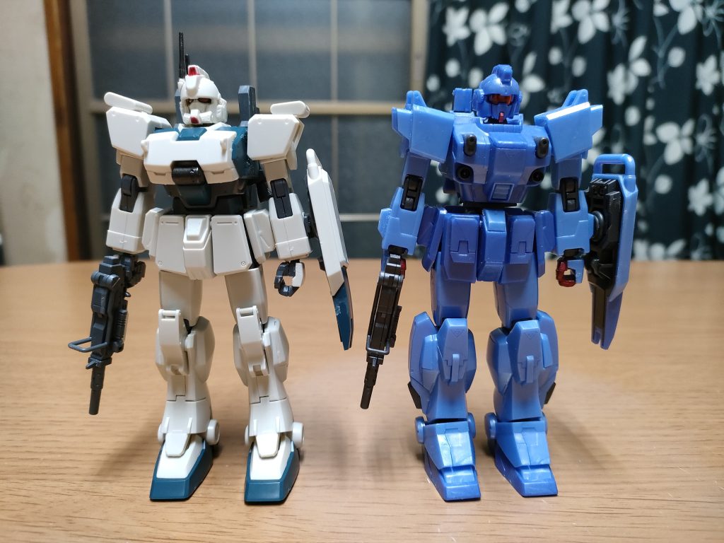 前に製作したブルーディスティニー1号機と並べて。原型は同じだが、外見と性能が大きく変わっただけじゃない。