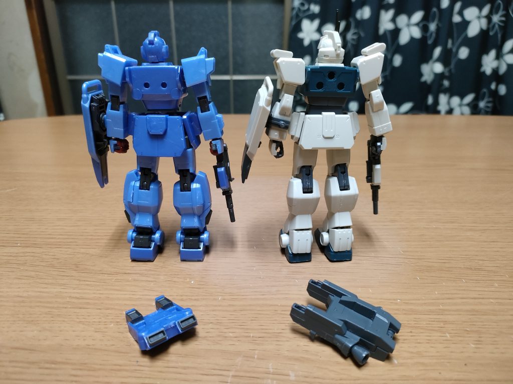 背面。ブルーディスティニーの2点3mm穴は他のバックパックを装着出来るが、Ez8の3点穴は専用のコンテナフックパックしか装着出来ない。