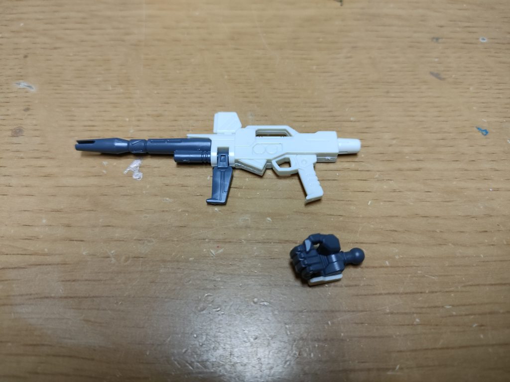 ビームライフルと握り右手。マシンガンもそうだが、専用の人差し指だけ曲がった引き金用の右手でしか握れない。下の右手はビームサーベルくらいである。