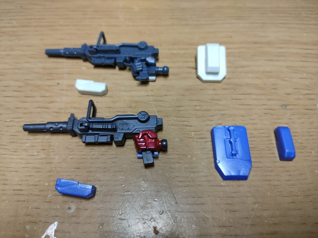 100mmマシンガン。マガジンは色違いななだけだが、腰部側面の装甲に違い。ブルーディスティニーには予備マガジンが有って取り外し可能だが、Ez8は装甲とマガジンが一体成型で取り外しが出来ない。