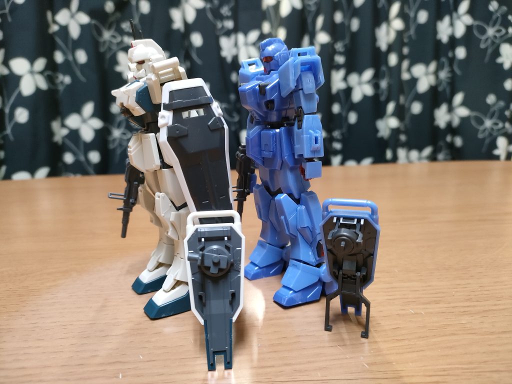 盾。ブルーディスティニーの裏面は陸戦型ガンダム用の物と同じで二脚が有り、ライフル類のバイポッド代わりに出来るがEz8のは単純な丸穴だけでバイポッド代わりに出来ない。ブルーディスティニーの腕部は縦穴状で専用だが、Ez8のは丸穴だから他の盾も装備可能。