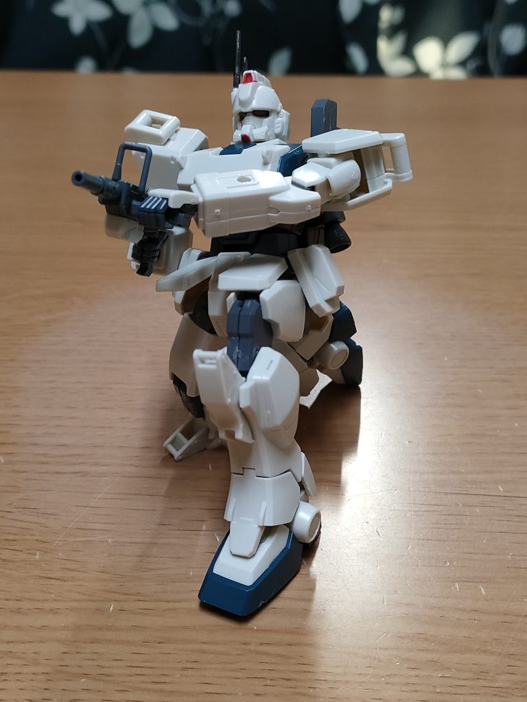 陸戦型ガンダムと同様の片膝着いて両手構え可能だが、100mmマシンガンのみ。ビームライフルは左握り手の規格が可動ハンドルと合わない。。