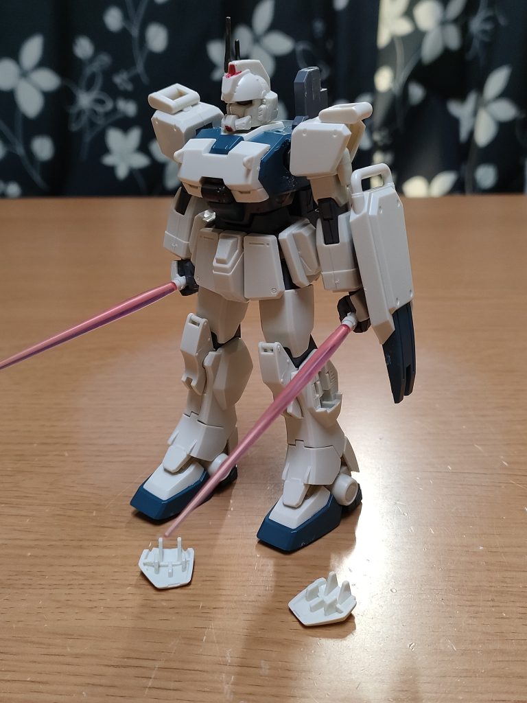 ビームサーベルは両手に装備可能。脚部にマウントされてる。