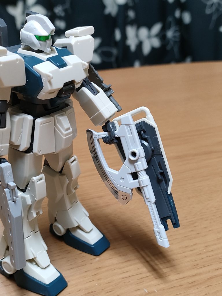 シールドを懸架出来るビームガン。しかし、予てよりエネルギー伝導率の問題抱えた代物を修繕した代物である為、グリップに刃状のナックルガードを増設して刃物として使用可能。