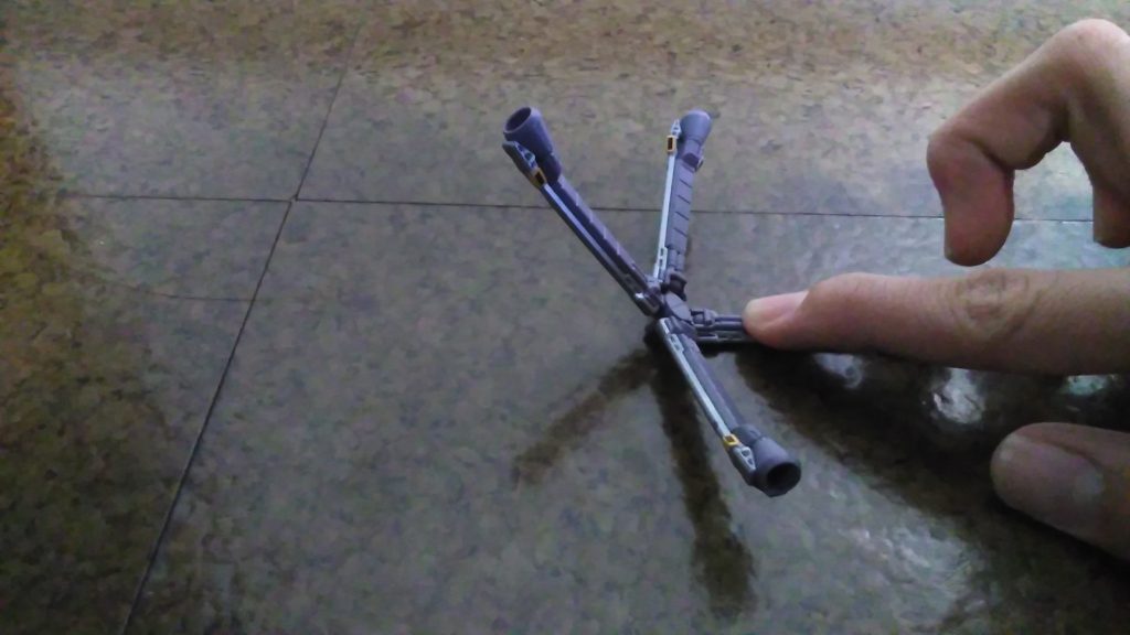 2.写真で押している部分を平らな面に向けて押します。