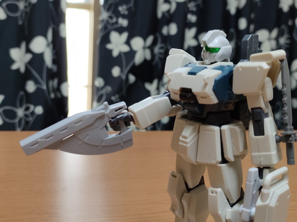 速射性と取り回しに優れたビームガン。陸戦機、特に市街戦に投入される事から出来るだけ反動の少ない物を使用。それでもある程度離れた距離からもMSのコクピットを撃ち抜ける威力がある。