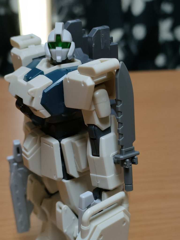 超振動ナイフ。市街戦という遮蔽物の多い戦闘ではリーチの長いブレード類は振り回せない事から腕部に懸架される。