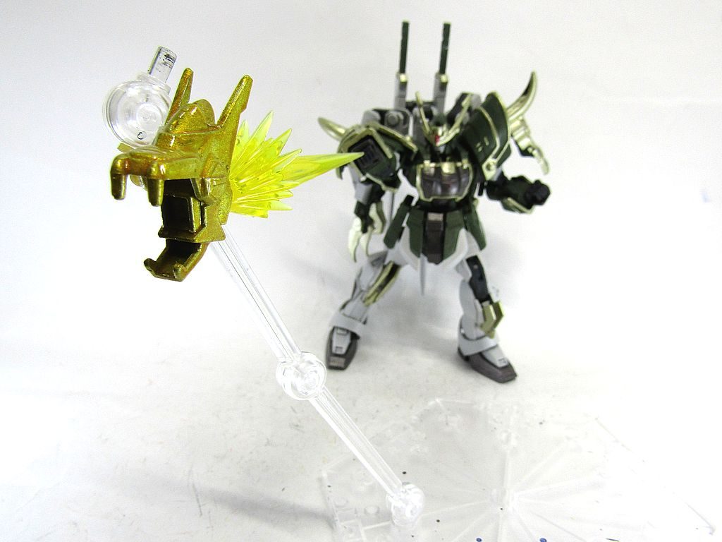 光龍百歩神拳という感じでしょうか。このエフェクトのために、SDドラゴンガンダムの腕が消費されてしまいました。