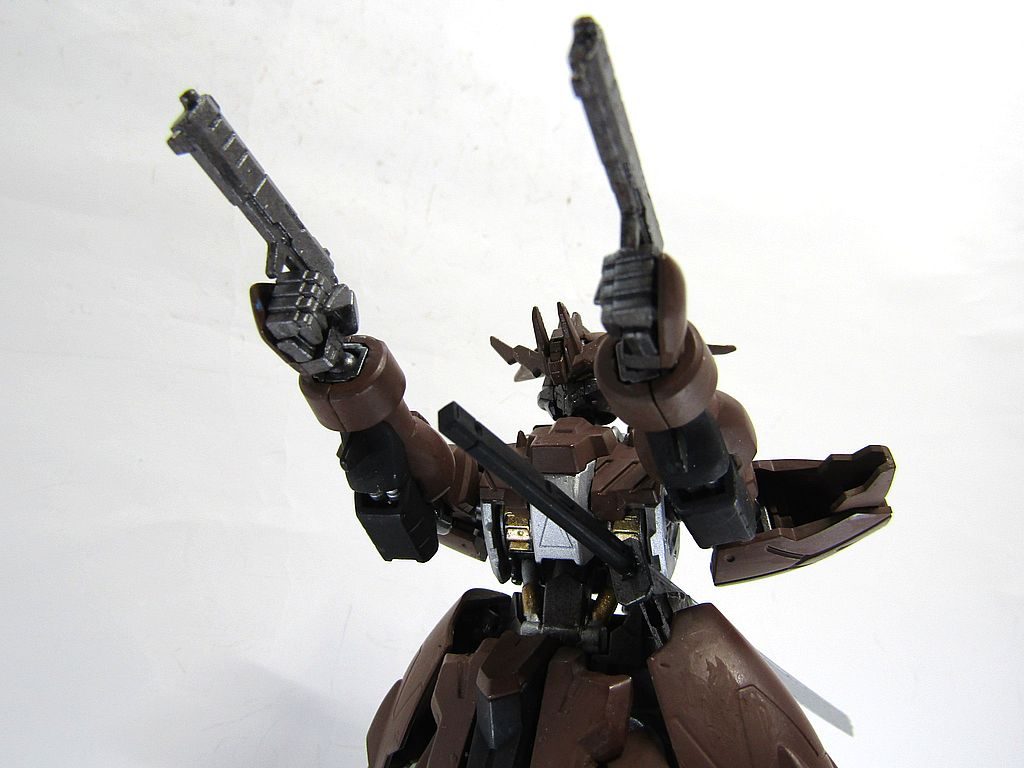 2丁拳銃。頑張ってフロントアーマーからの着脱式にしました。パテでの力業ではありますが。刀はプラ板積層で挟み込む感じで固定しています。
