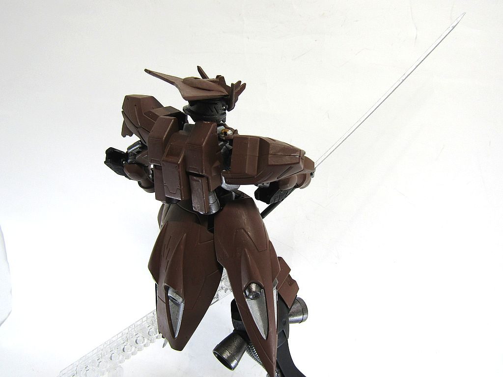 バックパックはキマリストルーパーのです。ヴィダールのバックパックは何となく機動力があるように見えなかったので。頭は飾り?レーダー?をプラ板とパテで追加しました。ガンドライバーのテンガロンハットのイメージです。