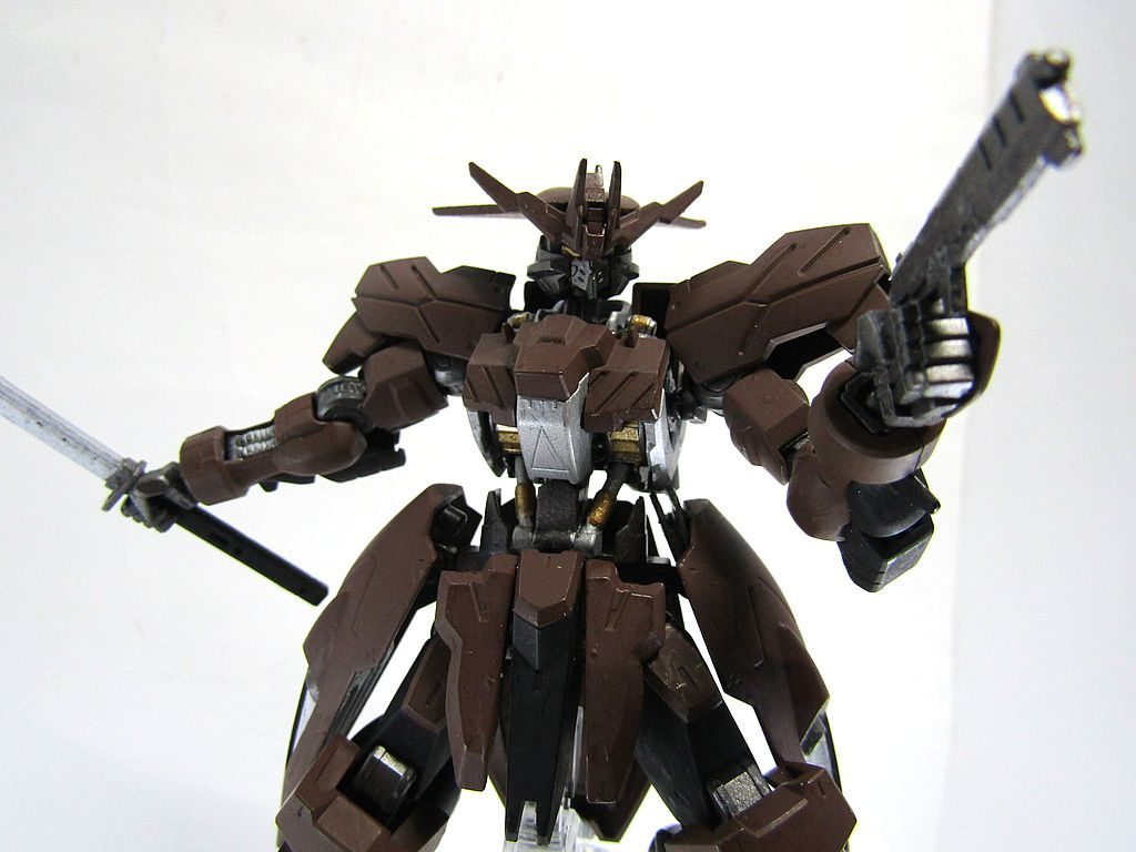 ガンスリンガー・サムライなので銃と刀を同時に使います。鉄血には西部劇も時代劇も似合う気がします。