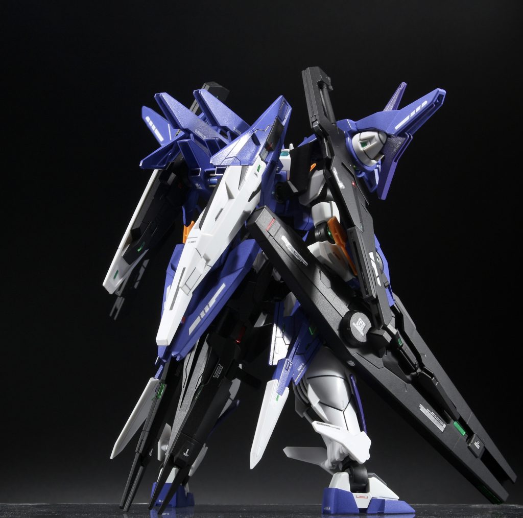 ▲リア腰部にクアンタのパーツを用いたウェポンラックを付けることで、使用していない武器をマウントできるようになっています。接続は磁石で行なっています。