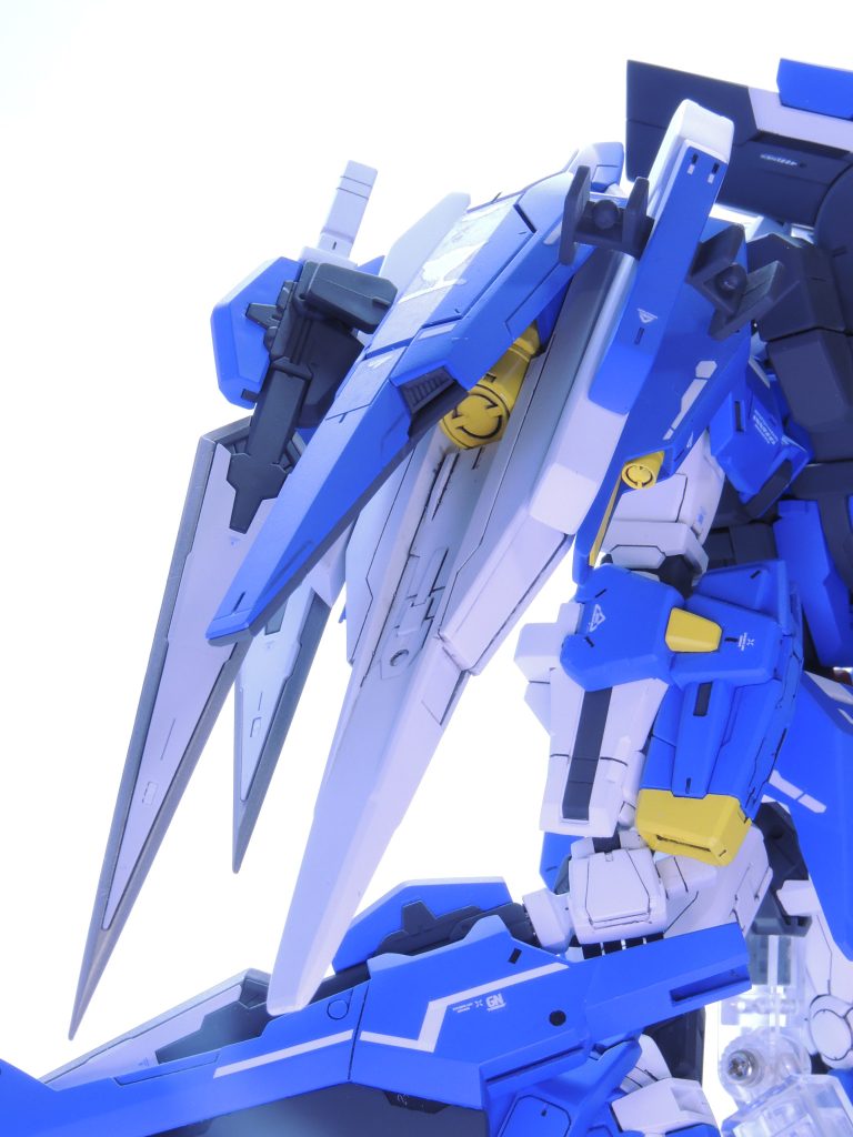 改修ポイント② アヴァランチユニット左肩のユニットをクアンタのGNシールドをベースに,アヴァランチダッシュ用に改良が施されたものに変更.大小3つのスラスターが取り付けられており,機動性を確保.また,GNロングブレイド,GNショートブレイドを計4本マウント可能.