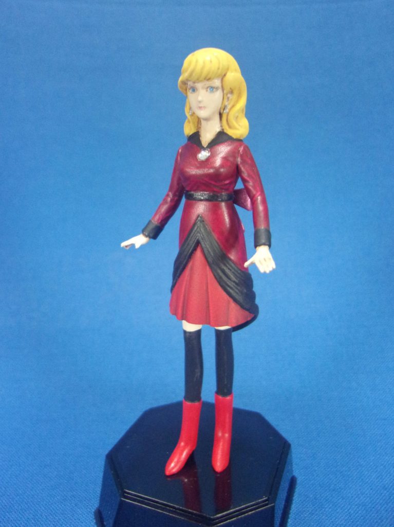 イセリナの腕は小さすぎる気がしたので、セイラの余剰パーツの腕を使っています。長袖になった腕に合わせて服装を改造しました。