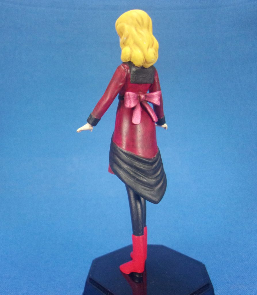 せっかく両脚があったので、スカートを短くカットしました。