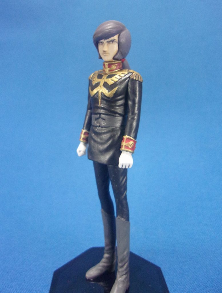 小さすぎて襟や袖の模様を綺麗に塗るの難しい…。