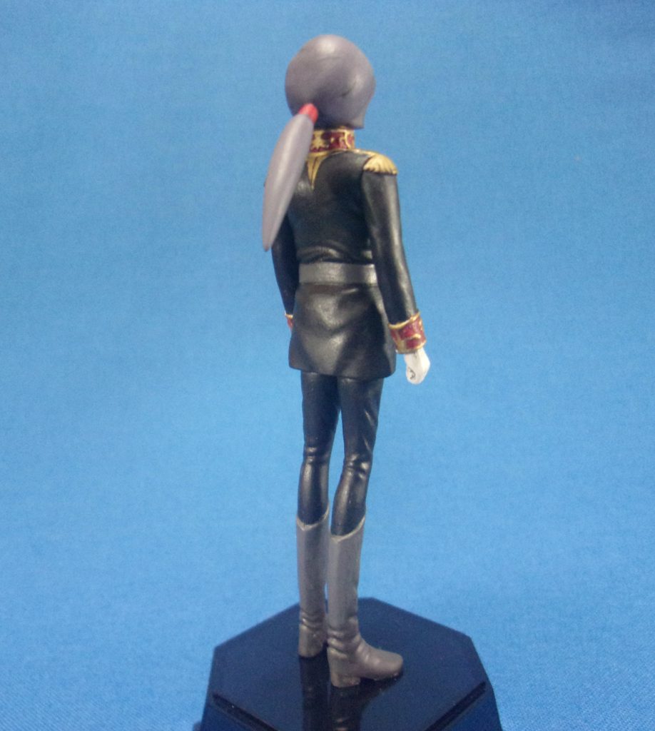 後頭部と側頭部にパテを盛ってボリュームアップしてます。ポニーテールは針金にエポパテ。