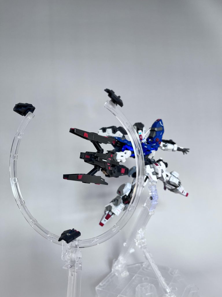 ガンビットメガランチャー後述のガンビットとのデータリンクにより高威力かつ精密な長距離射撃が可能です。