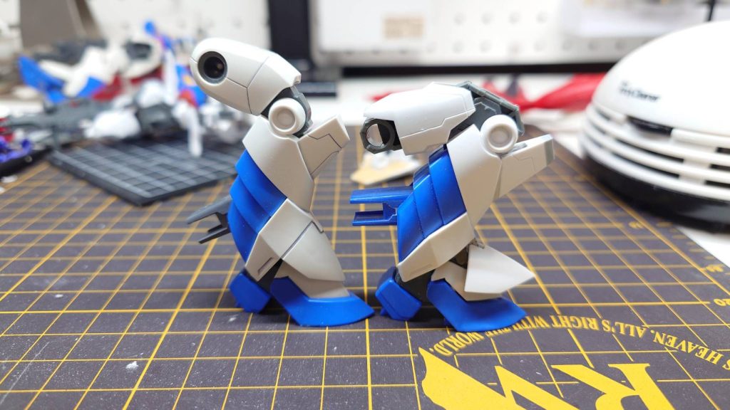 関節構造が全く違う足部分膝より上はそのままEGを使っています。EGの膝関節ピンのみをを切断し、丸い部分にピンがちょうどささる部分があるのでそこへ接着アンクルガードは接着後切断しに新たに関節をとりつけ稼働式にしたので元キットよりかなり可動域が増えました。