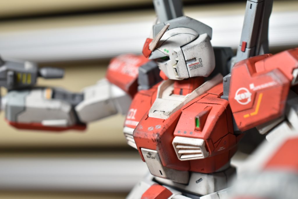 頭部の真横に合わせ目があったので、上半分を後ろの頭部パーツに一体化させてます。