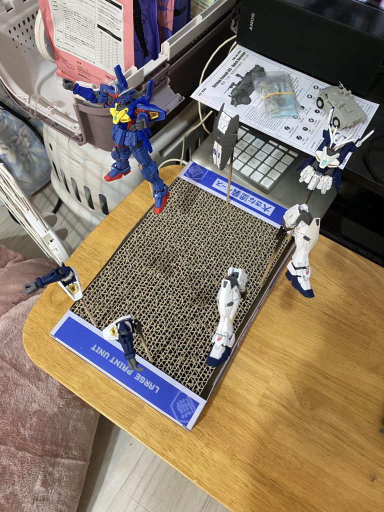 仕上げは安定のMR.HOBBY水性プレミアムトップコートつや消し。早く拡張パーツ装備したいものですな。