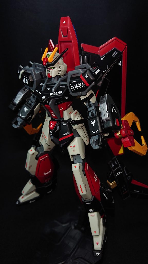 頭部    :ストライク胸部    :ストライク腰部    :ストライク肩部    :ストライク腕部    :ストライク+レイダー脚部    :ライトニングガンダム+ビルダーズパーツバックパック:レイダー武装    :短射程プラズマ砲“アフラマズダ”(レイダー)       2連装52ミリ超高初速防盾砲(レイダー)       80ミリ機関砲M417(レイダー)       破砕球“ミョルニル”(アストレアタイプ-F)       ビームライフル(ストライク)