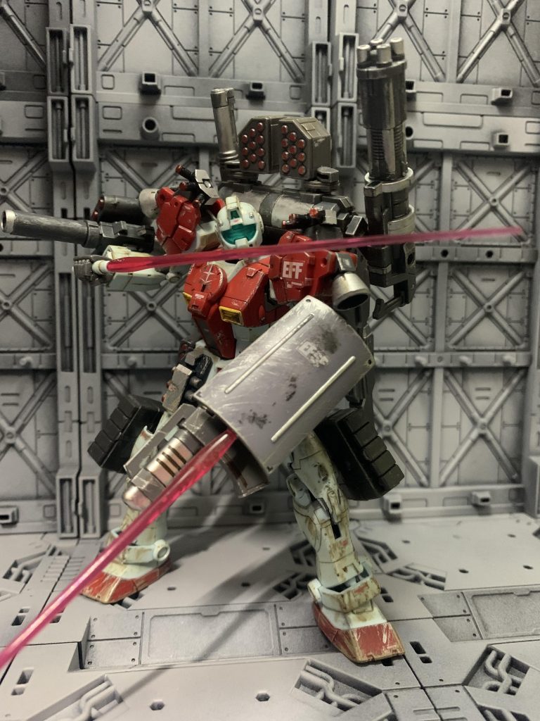 ビームサーベルも積んでいる為、一応白兵戦も可能である。腰部の2本に加えシールド裏にも一本マウントされており、こちらは武器を握ったまま使用可能。…はい、ドラッツェの盾ですねもともと無個性なデザインなので割と似合ってると思います!