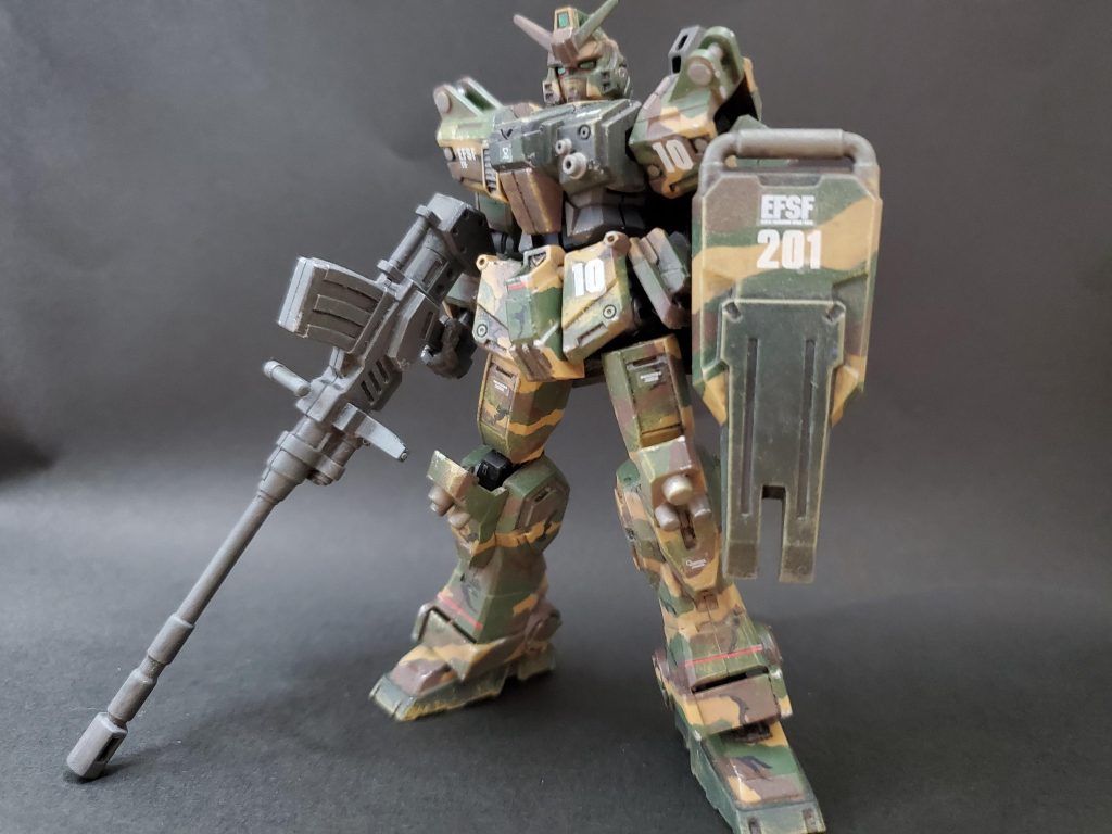 同じく筆塗りで、なんちゃって迷彩の陸戦ガンダム