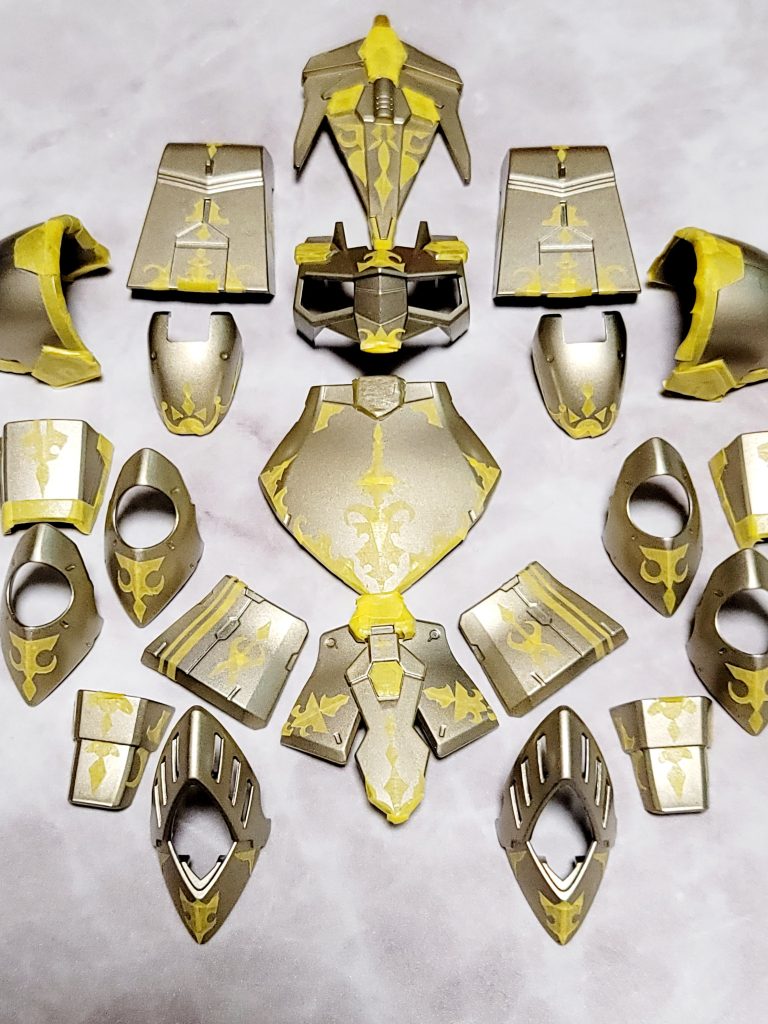 鎧に オリジナルの模様 つけるために マスキングテープをフリーハンドでカッティングし貼りました