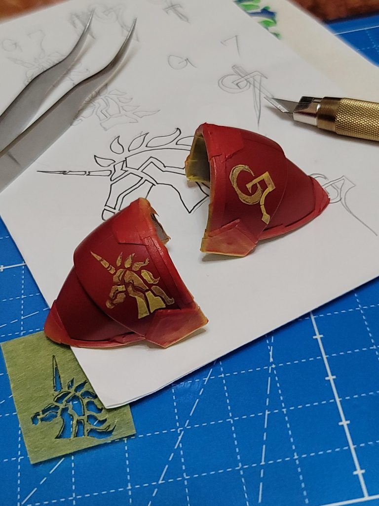 白、青、ゴールド、だけで色味が少々 物足りなかったので 差し色で赤色を使いたくて 絵をデザインして描いてみました。