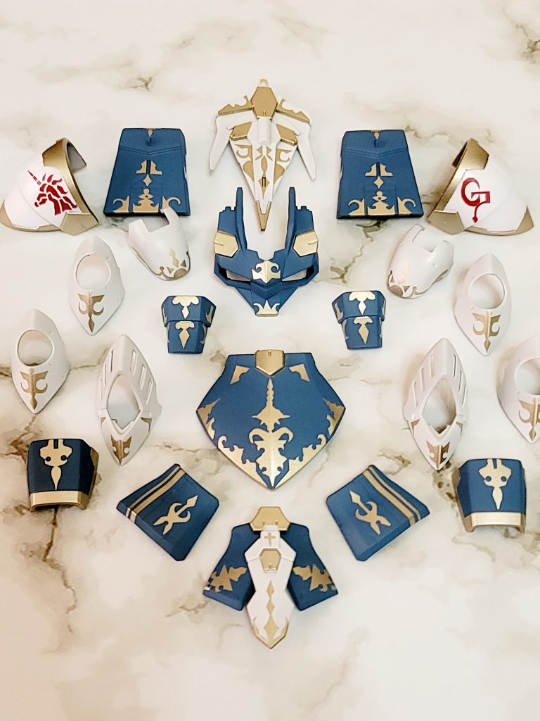 上記のマスキングした状態から白や青で塗装し、マスキングを剥がす事でオリジナルの模様を作りました。