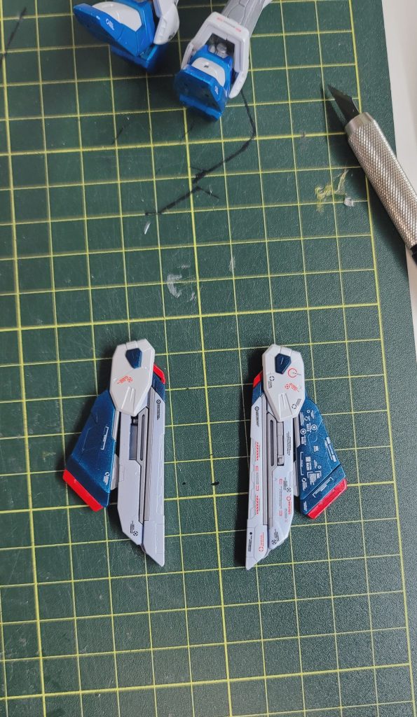 最初は左くらいで予定してたのが、隙間があると気になり貼りまくった結果が右のようになりました。