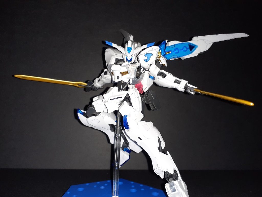 なんかのけ反るので腰に適当なパーツ挟んだのを忘れていたらしい。