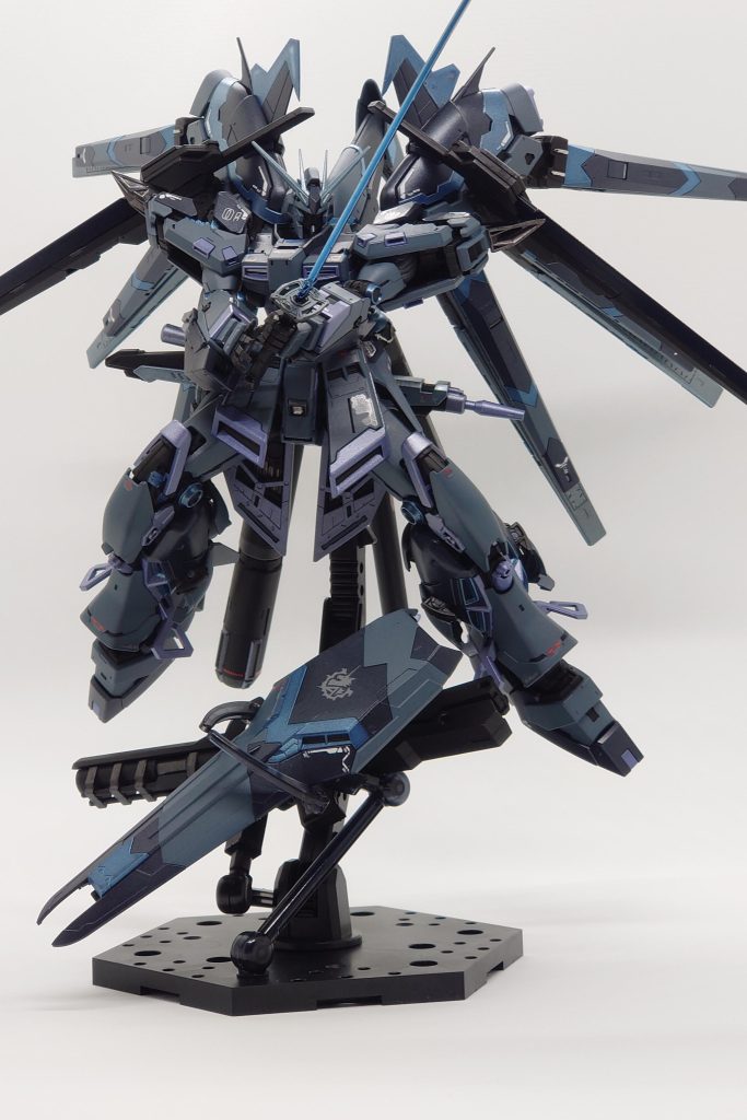 RG Hi-νガンダム・ノワール初めて別のキットを使い改造して色合いもガラッと変えた作品MSGのフリースタイルバズーカ、サムライマスターソードRG レッドフレームのガーベラ・ストレートHG ストライクノワールの肩部とノワールストライカーの1部を使用