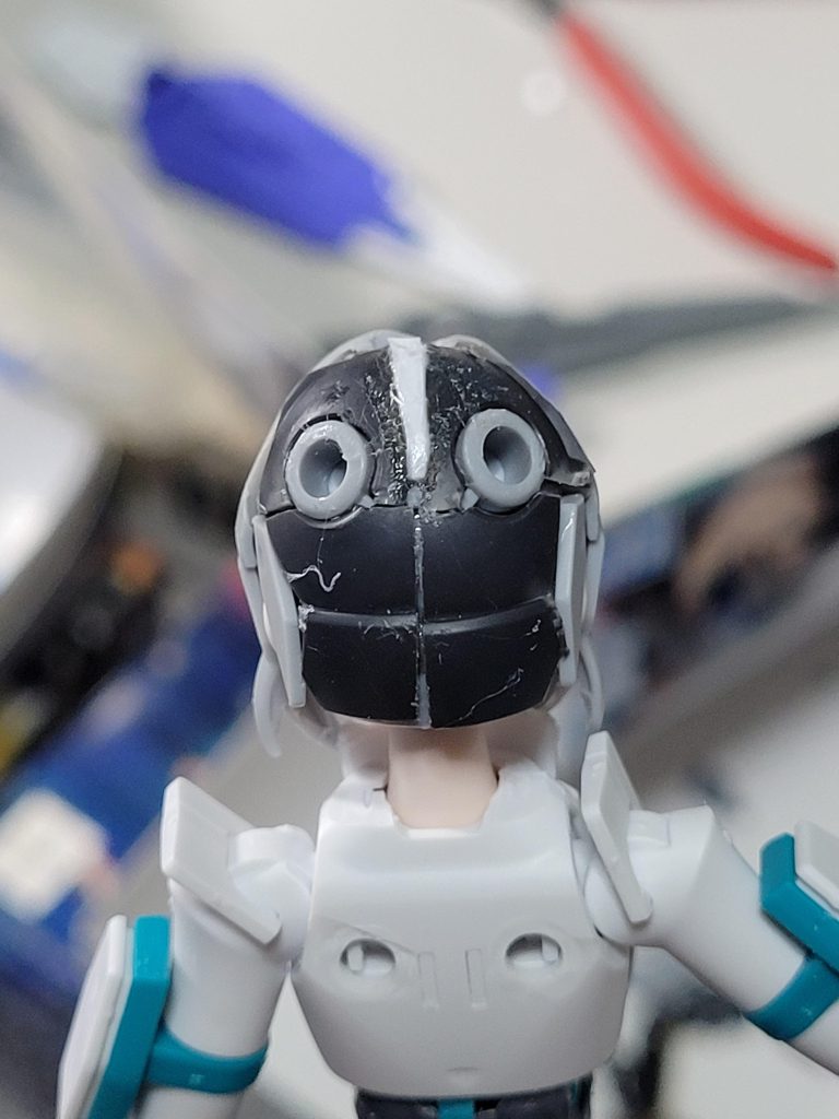 後頭部があまりにも薄いので、グレーの頭部の上に4分割したブラック髪パーツを張り付け厚みを出してます