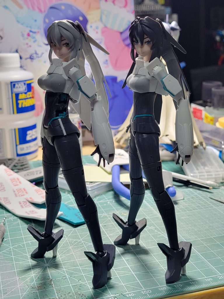 素組のメイだと上半身を反らす事が難しい(右)、ちょっと猫背気味に感じたので干渉部位を削ってます(左 )