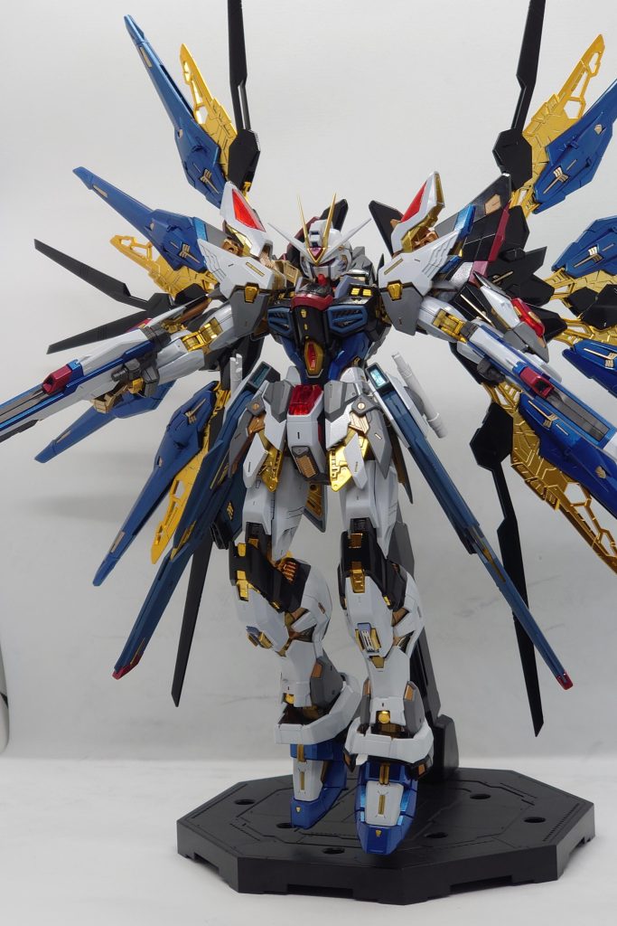 MGEX ストライクフリーダムガンダム外装のパーツと1部ゴールドのパーツを塗装グレーとブラックのパーツがチープ感満載だったのと1部ゴールドのパーツが黄土色で見てて「ん???ええのかこれ?」となり明暗をハッキリさせる為に外装と1部を塗装パチ組時よりも一層色合いの違いが分かりやすくなりました✌