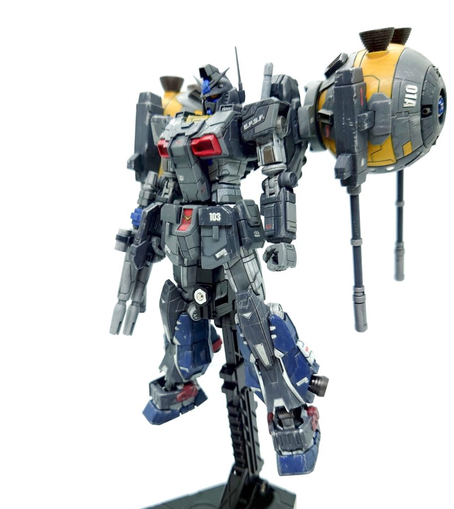 まずは素立ちボールを2つも付けると結構な重量になりますが、それほど腰もヘタらず姿勢が保てるので、さすがは最近のHGですねwしかし、接地しての自立はさすがにできず…!