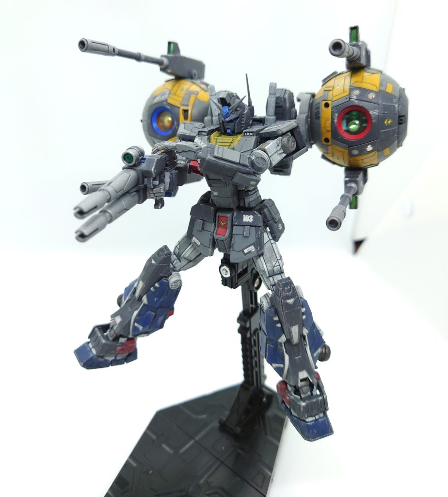 ボールを懸架した状態で一斉射撃!ジムジャグラーではビームキャノンということでしたが、実際にサイコミュを搭載するとなると受信機や冷却装置など、色んなものを詰め込まなきゃならないだろうな…と思い、あえてエネルギー消費のないボールK型の機関砲にしてあります。ジムジャグラーみたいにレーザー通信による疑似サイコミュなら、ビーム兵器もワンチャンいけたかもですね…