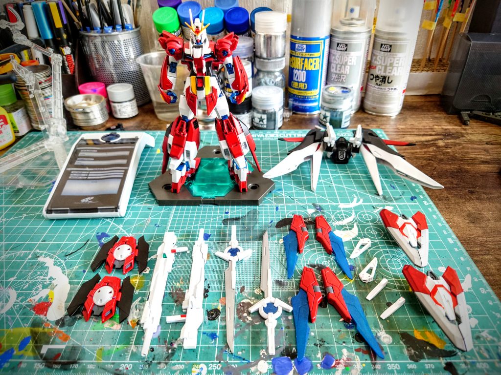 干渉しまくりにはなりますが全部取り付けられるように頑張りました全部2つずつにしたくてトライエイジマグナムが2機分…組み立て時に接着剤をぶちまけてしまいデスティニーとダイバーエースも追加したので贅沢にガンプラ6個分も使っております。例のウイルス前だったからこそ出来た芸当