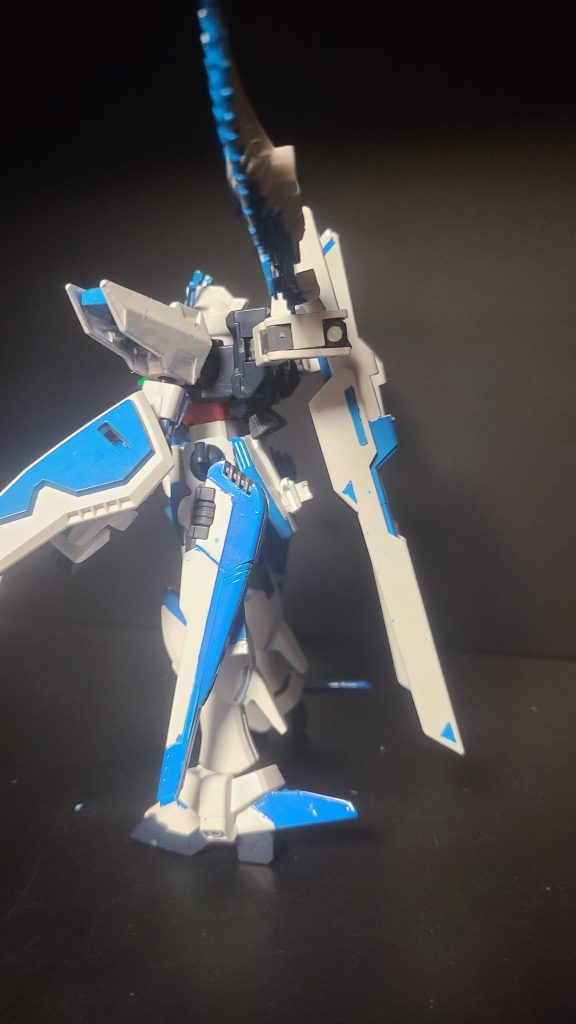 横から見た感じ。ウイングパーツの可動域が広い理由として、スターゲイザーのバックパックの可動軸で改造してたりします。