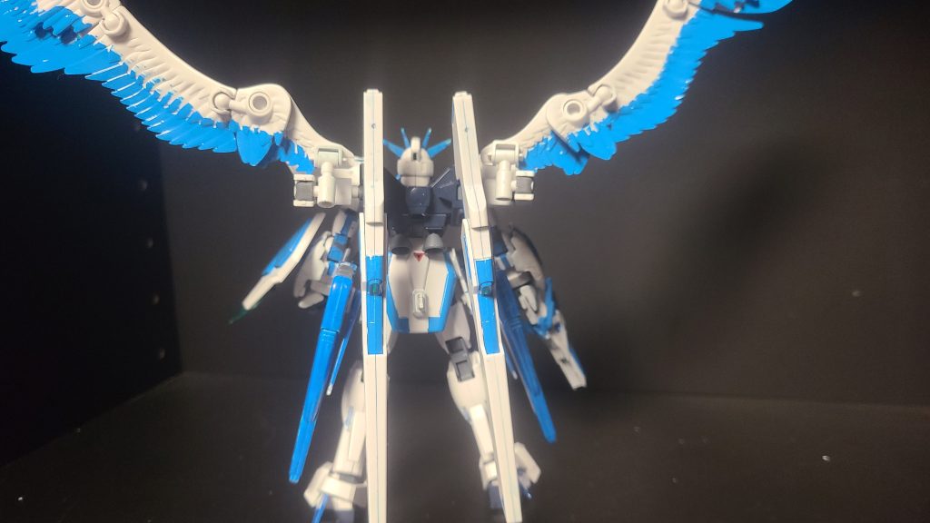 作業工程がなかったので、代わりに補足用のを載せます。背部から見た感じ、腰や足にも光波推進用ブレードが見えると思います。腰にビームライフルをマウント出来たりします。