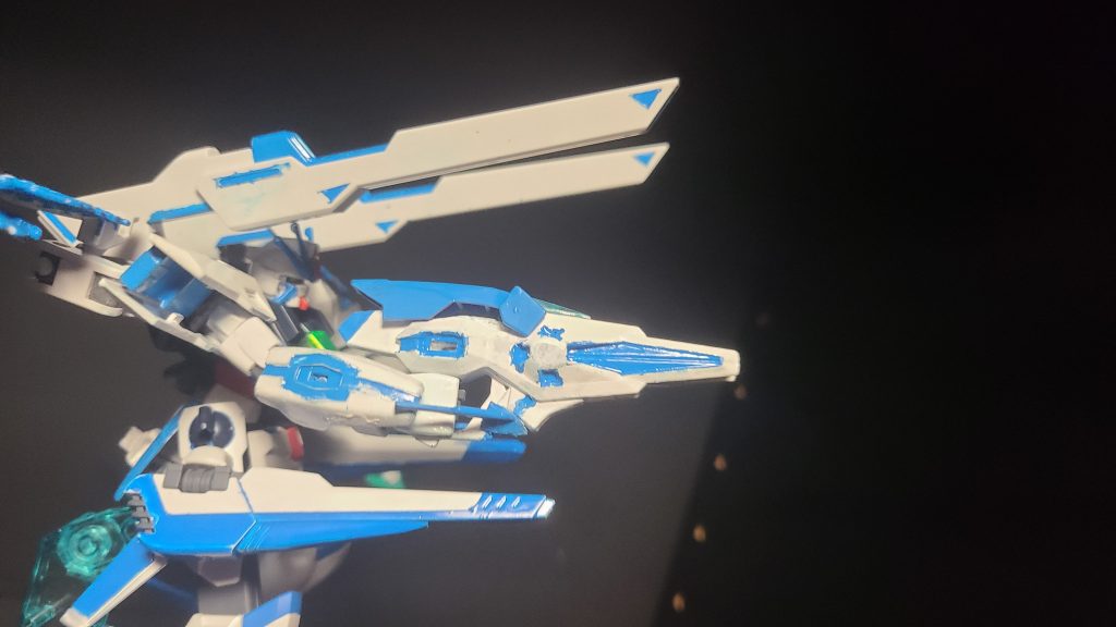 腰にV.S.P.RとDXのツインサテライトを構えつつ、手持ちビームライフルを構えてハイマットフルバーストが出来るようになってます。見えにくいですが、V.S.P.Rの所にも光波推進のパーツがあったりするので熱処理だったりも良かったりします。(あと単純にカッコよくなったのでそのまま採用した。)