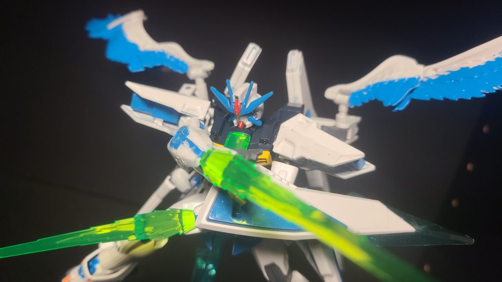 余談というか製作技術の乏しさから断念した話、腕部にビームソード移植した理由の一つにビルドナックル的必殺技欲しいな、と思いました。リュミエール中にだけ使えるようなのを。今後作れる技術が出来たら、光輪をビームソードの先から掌に纏わせて相手に叩き込むようなエフェクト用クリアパーツを作りたい(願望)。